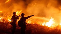 Para pejabat memperingatkan orang-orang di wilayah Danau Castaic di Los Angeles County bahwa mereka menghadapi ancaman langsung terhadap nyawa, sementara sebagian besar California Selatan masih berada di bawah peringatan bendera merah untuk risiko kebakaran ekstrem karena angin kencang dan kering.  