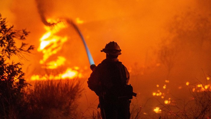 Firefighters battle the Hughes Fire near Castaic Lake, north of Santa Clarita, California, U.S. January 22, 2025. REUTERS/Ringo Chiu