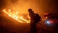 Kebakaran Hughes sekitar 50 mil (80 km) di utara Los Angeles semakin membebani petugas pemadam kebakaran di wilayah tersebut yang telah berhasil mengendalikan dua kebakaran besar di wilayah metropolitan tersebut.  