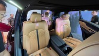 Mobil ini juga dibekali teknologi keselamatan aktif i-ACTIV SENSE yang dirancang mencegah kecelakaan dan mengurangi dampak. Mulai dari Adaptive LED Headlights (ALH) yang memberikan pencahayaan optimal di malam hari, meningkatkan visibilitas tanpa mengganggu pengendara lain. Ada juga fitur seperti Smart Brake Support, Front Cross Traffic Alert (FCTA), Blind Spot Monitoring (BSM), dan Rear Cross Traffic Alert (RCTA) yang memastikan perlindungan menyeluruh bagi pengemudi dan penumpang. Foto: Luthfi Anshori/detikOto