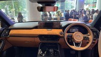 Sebagai mobil flagship, All New Mazda CX-80 PHEV telah dilengkapi berbagai fitur unggulan, seperti mode berkendara Mazda Intelligent Drive Select (Mi-Drive), yang terdiri  dari mode normal, sport, off-road, dan juga EV. Foto: Luthfi Anshori/detikOto
