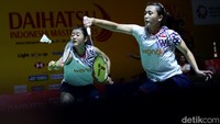 Ana/Tiwi ambil momentum duluan di awal gim kedua. Mereka bisa unggul 4-2, lalu terus memimpin di interval 11-6. Ana/Tiwi terus jaga jarak keunggulan lima poin, 15-10 dan 16-11. Mereka capai game point 20-13 kemudian menang 21-13. Lanjut rubber game!  