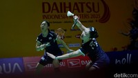 Kim/Kong tancap gas di awal gim ketiga. Mereka langsung meninggalkan Ana/Tiwi 9-3, kemudian nyaman di interval 11-5 dan akhirnya menang dengan skor 21-11.  