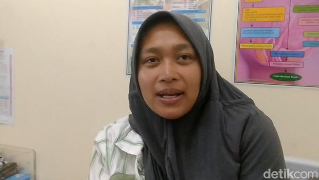 Anik Komiyah, ibu hamil yang melahirkan di tengah bencana longsor di Petungkriyono, Kabupaten Pekalongan, saat ditemui di Puskesmas Petungkriyono, Jumat (24/1/2025).