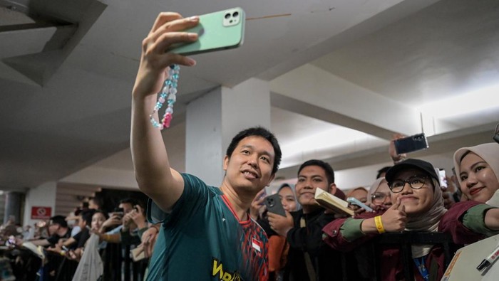 Sejumlah penggemar menunjukkan gawainya yang bertuliskan ucapan terima kasih kepada ganda putra Indonesia Mohammad Ahsan dan Hendra Setiawan seusai laga terakhirnya pada turnamen Daihatsu Indonesia Masters 2025 di Istora Senayan, Jakarta, Kamis (23/1/2025). Ganda putra Indonesia Mohammad Ahsan/Hendra Setiawan atau yang dijuluki The Daddies resmi pensiun sebagai pemain bulu tangkis usai dikalahkan ganda Malaysia Junaidi Arif dan Roy King Yap dengan skor 13-21, 14-21. ANTARA FOTO/Fauzan/Spt.