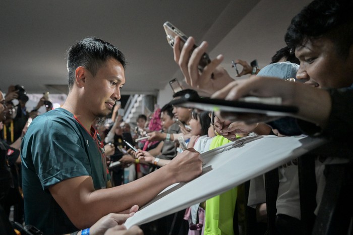 Sejumlah penggemar menunjukkan gawainya yang bertuliskan ucapan terima kasih kepada ganda putra Indonesia Mohammad Ahsan dan Hendra Setiawan seusai laga terakhirnya pada turnamen Daihatsu Indonesia Masters 2025 di Istora Senayan, Jakarta, Kamis (23/1/2025). Ganda putra Indonesia Mohammad Ahsan/Hendra Setiawan atau yang dijuluki The Daddies resmi pensiun sebagai pemain bulu tangkis usai dikalahkan ganda Malaysia Junaidi Arif dan Roy King Yap dengan skor 13-21, 14-21. ANTARA FOTO/Fauzan/Spt.