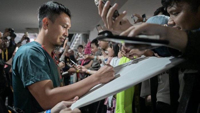 Antusiasme penggemar pada laga terakhir Ahsan/Hendra Sejumlah penggemar menunjukkan gawainya yang bertuliskan ucapan terima kasih kepada ganda putra Indonesia Mohammad Ahsan dan Hendra Setiawan seusai laga terakhirnya pada turnamen Daihatsu Indonesia Masters 2025 di Istora Senayan, Jakarta, Kamis (23/1/2025). Ganda putra Indonesia Mohammad Ahsan/Hendra Setiawan atau yang dijuluki The Daddies resmi pensiun sebagai pemain bulu tangkis usai dikalahkan ganda Malaysia Junaidi Arif dan Roy King Yap dengan skor 13-21, 14-21. ANTARA FOTO/Fauzan/Spt.