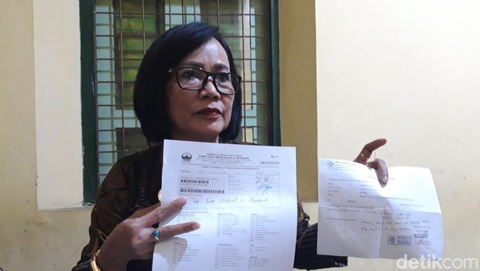 Asri Purwanti menunjukkan surat rujukan dari rumah sakit untuk pemeriksaan kliennya KM (21), Jumat (24/1/2025).