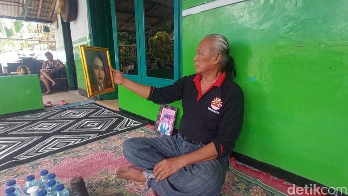 Ayah Osima Yukari, Edi Sunarsono melihat foto anaknya usai anaknya dipastikan jadi korban tewas kebakaran Glodok Plaza, Jumat (24/1/2025).