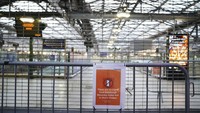 Badai ini menyebabkan 560.000 rumah dan tempat usaha tanpa aliran listrik. Badai juga memaksa pembatalan ratusan penerbangan serta penutupan sekolah dan transportasi umum. (Jane Barlow/PA via AP) 