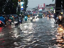 Hujan Angin Landa Cimahi, Jalan Amir Machmud Disergap Banjir-Macet Parah