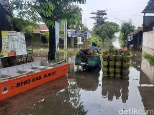 Banjir Luapan Sungai Wulan Putus Akses Warga Karangturi Kudus