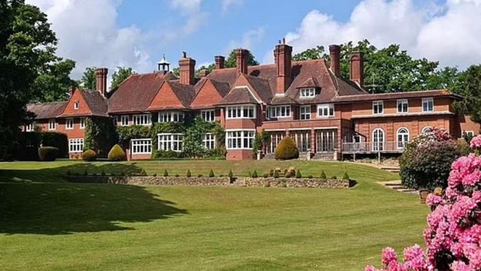 Bekas rumah Adele yang disebut berhantu/Savills/Rightmove via Independent Bekas rumah Adele yang disebut berhantu