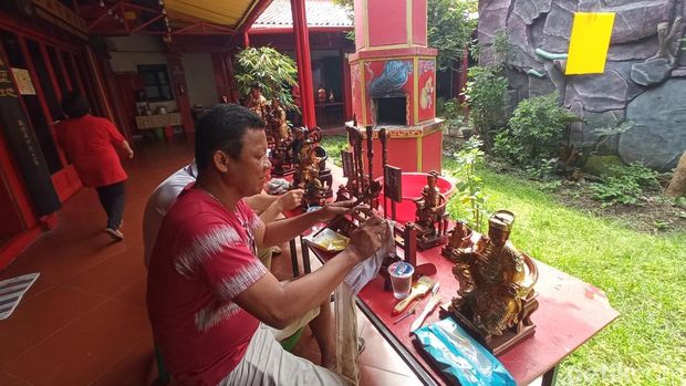 Bersih-bersih rupang di Vihara Dewi Welas Asih jelang Imlek