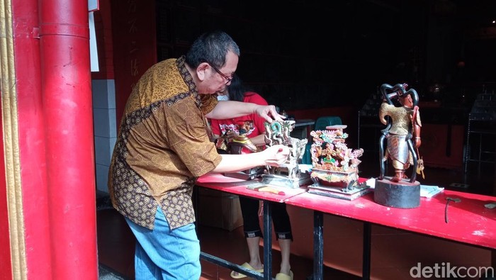 Bersih-bersih rupang di Vihara Dewi Welas Asih jelang Imlek