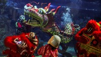 Penyelam menampilkan tarian naga menjelang perayaan Tahun Baru Imlek di akuarium Sea Life Bangkok Ocean World di Bangkok, Thailand. REUTERS/Chalinee Thirasupa