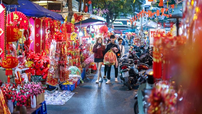 People shop ahead of the Lunar New Year celebrations in Hanoi, Vietnam, January 21, 2025. REUTERS/Athit Perawongmetha