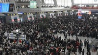 Penumpang menunggu untuk naik kereta saat kerumunan mulai membengkak menjelang Tahun Baru Imlek di stasiun kereta api di Hangzhou, China. Imlek juga mengenal tradisi mudik, migrasi manusia tahunan terbesar di dunia saat puluhan juta orang China kembali ke kampung halaman mereka untuk merayakan Tahun Baru Imlek bersama keluarga mereka. AP/Aaron Favila