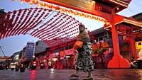 Gerbang distrik perbelanjaan dihiasi lampion China sebagai persiapan untuk perayaan Tahun Baru Imlek, di Bogor, Jawa Barat. AP/Dita Alangkara