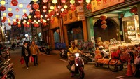 Seseorang mengendarai sepeda motor di jalan Dihua yang dihiasi dekorasi khas Imlek di Taipei, Taiwan. REUTERS/Ann Wang