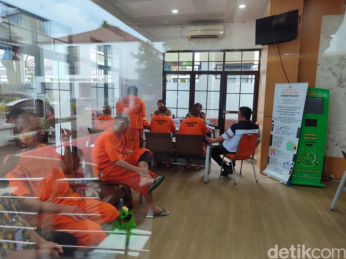 BNN serahkan 10 tersangka kasus produsen pil PCC di Kota Serang (Foto: Bahtiar/detikcom)