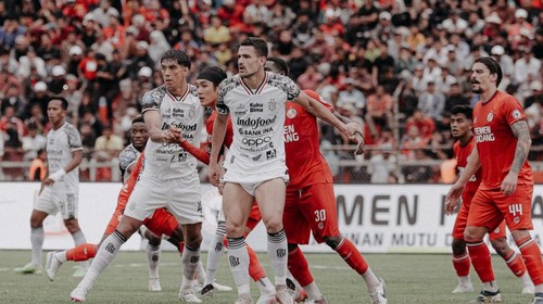 Boris Kopitovic (depan, jersey putih) saat debut bersama Bali United di Liga 1 2024/2025 melawan Semen Padang, Senin (20/1/2025).