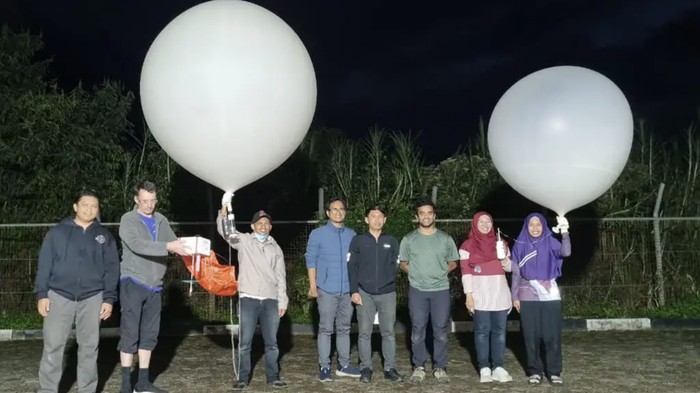 Badan Riset dan Inovasi Nasional (BRIN) menerbangkan balon radiosonde untuk membantu pemantauan cuaca dan iklim nasional.