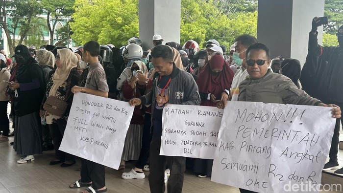 Demo honorer di Kantor Bupati Pinrang.