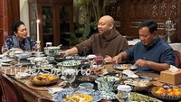 Begitu pula dengan wajah Didit yang selalu sumringah. Sambil mengambil makanan ia tersenyum lembut kepada ibunya. Foto: Instagram/titieksoeharto