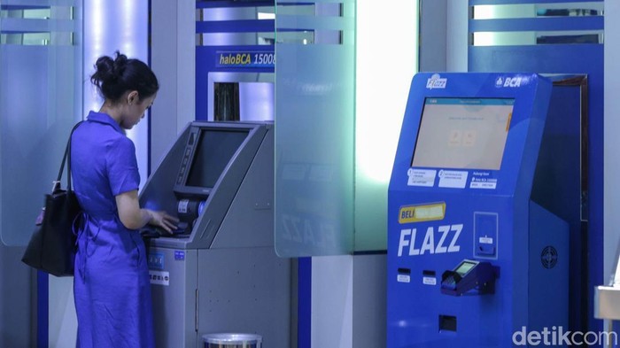 Digitalisasi Menggerus Keberadaan ATM Nasabah melakukan transaksi di mesin Anjungan Tunai Mandiri (ATM), Jakarta, Jumat (24/1/2025). Meningkatnya tren cashless dan arus digitalisasi membuat sejumlah perbankan mengurangi mesin Anjungan Tunai Mandiri (ATM).