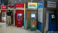 Terkait dengan jumlah mesin ATM, sejumlah perbankan besar di tanah air mengaku telah mengurangi jumlah operasional mesin ATM.