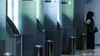Bank Indonesia mencatat, jumlah kartu ATM dan debit yang tersebar sebanyak 317,16 juta unit per Oktober 2024. Jumlah itu naik 11,4% dibanding periode yang sama di tahun 2023 yang sebanyak 284,70 juta. Di sisi lain, volume transaksi terlihat melandai per Oktober 2024 hanya sekitar 572,09 ribu transaksi. Padahal, di Oktober 2023, volume transaksinya mencapai 630,37 ribu transaksi.