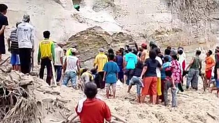 Dua bocah tewas tertimbun bekas longsoran di Desa Mendah, OKU Timur.