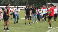 Dalam pertarungan yang berlangsung di Stadion Madya, Senayan itu, Di Giannantonio dan Morbidelli terlihat adu kemampuan dengan Ridho dan Muhammad Ferarri dengan saling mengoper bola tanpa menyentuh tanah.  