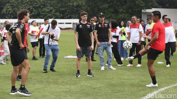 Dua pembalap MotoGP dari tim Pertamina Enduro VR46, Fabio Di Giannantonio dan Franco Morbidelli adu skill sepak bola dengan Rizky Ridho dan kawan-kawan. Yuk lihat.