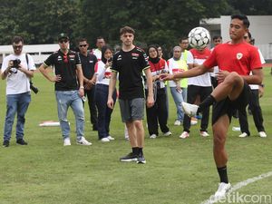 Dua Pembalap MotoGP Adu Skil dengan Rizky Ridho