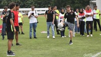 Tidak ingin kalah, Franco Morbidelli menunjukkan kualitasnya dalam menimang-nimang atau juggling bola.  