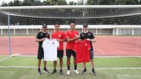 Kedua pembalap MotoGP itu juga mendapat kaos Timnas Indonesia.  