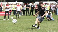 Dua pembalap MotoGP dari tim Pertamina Enduro VR46, Fabio Di Giannantonio dan Franco Morbidelli adu skill sepak bola dengan Rizky Ridho dan kawan-kawan menjelang peluncuran tim untuk MotoGP 2025 di Stadion Madya, Senayan, Jakarta, Jumat (24/1/2024).  