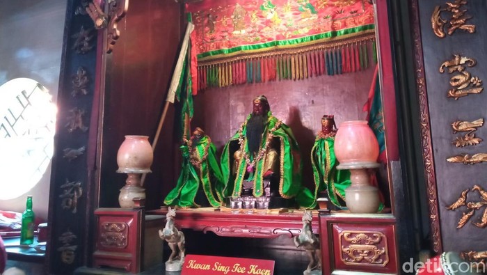 Dua rupang di Vihara Dewi Welas Asih yang sempat hilang dicuri