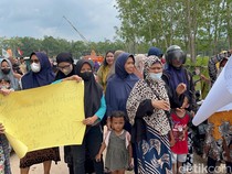 Emak-emak di Muaro Jambi Protes Pengeboran Minyak Bikin Rumah Retak-retak