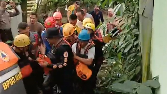 Evakuasi mahasiswa Unhas korban hanyut di Sungai Bislab Maros.