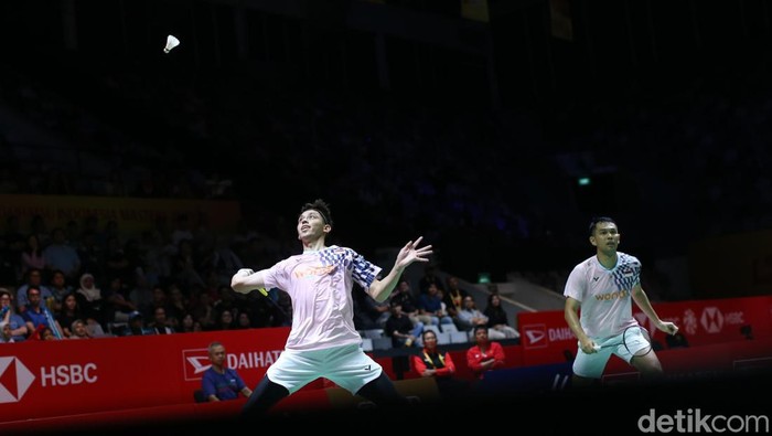Fajar/Rian Mantap Menapaki Babak Semifinal Indonesia Masters 2025 Fajar Alfian/Muhammad Rian Ardianto lolos ke semifinal Indonesia Masters 2025. Mereka melaju usai mengalahkan Xie Hao Nan/Zeng Wei Han.