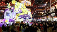 Taman Yuyuan di Shanghai diterangi dengan lampion warna-warni pada Kamis (23/1) menjelang Tahun Baru Imlek. Sebuah lampion ular besar dengan kepala yang bergerak dipajang di alun-alun utama, dan lampion bunga, kupu-kupu, dan makhluk mitologi menghiasi area tersebut.