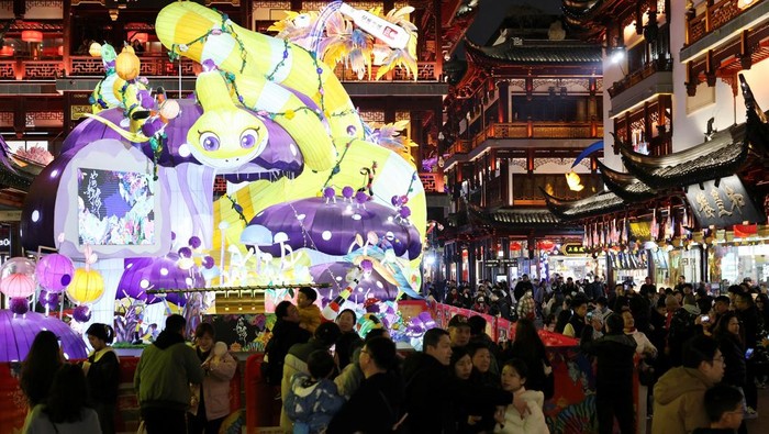 Festival Lampion Taman Yuyuan Semarakan Tahun Baru Imlek di Shanghai People visit the Yuyuan Garden Lantern Festival to see the snake lantern ahead of Lunar New Year in Shanghai, China, January 23, 2025. REUTERS/Go Nakamura