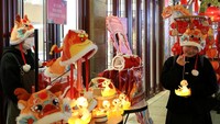 Pengunjung juga bisa membeli souvenir, salah satunya lampur ular yang dijajakan di taman tersebut.
