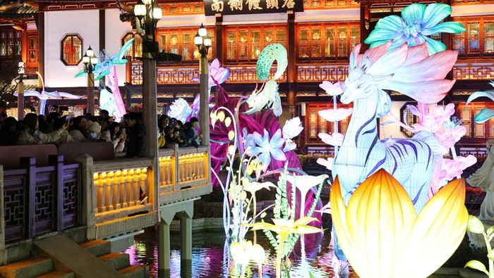 People visit the Yuyuan Garden Lantern Festival to see the snake lantern ahead of Lunar New Year in Shanghai, China, January 23, 2025.  REUTERS/Go Nakamura
