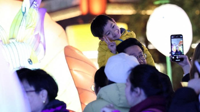 Festival Lampion Taman Yuyuan Semarakan Tahun Baru Imlek di Shanghai People visit the Yuyuan Garden Lantern Festival to see the snake lantern ahead of Lunar New Year in Shanghai, China, January 23, 2025. REUTERS/Go Nakamura