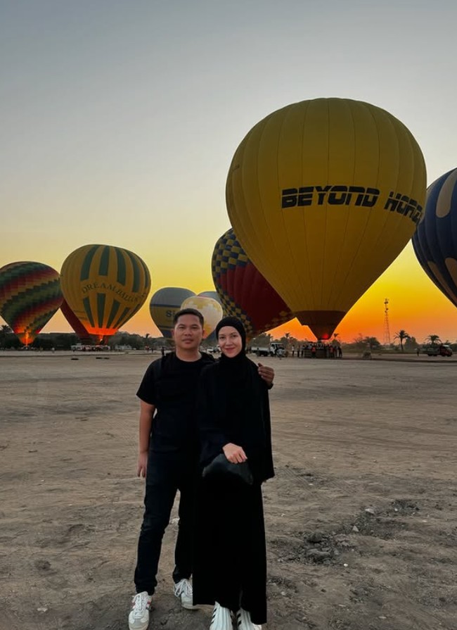 Mengabadikan momen indah saat liburan di Cappadocia bersama suami. Keduanya serasi dan kompak dengan outfit serba monokrom. Foto: Dok. Instagram @ratnagalih.