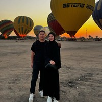 Mengabadikan momen indah saat liburan di Cappadocia bersama suami. Keduanya serasi dan kompak dengan outfit serba monokrom. Foto: Dok. Instagram @ratnagalih.